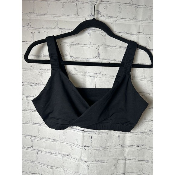 FABLETICS Sleek Black Sports Bra - (M) Comfortable Support for Active Lifestyles - Picture 1 of 3